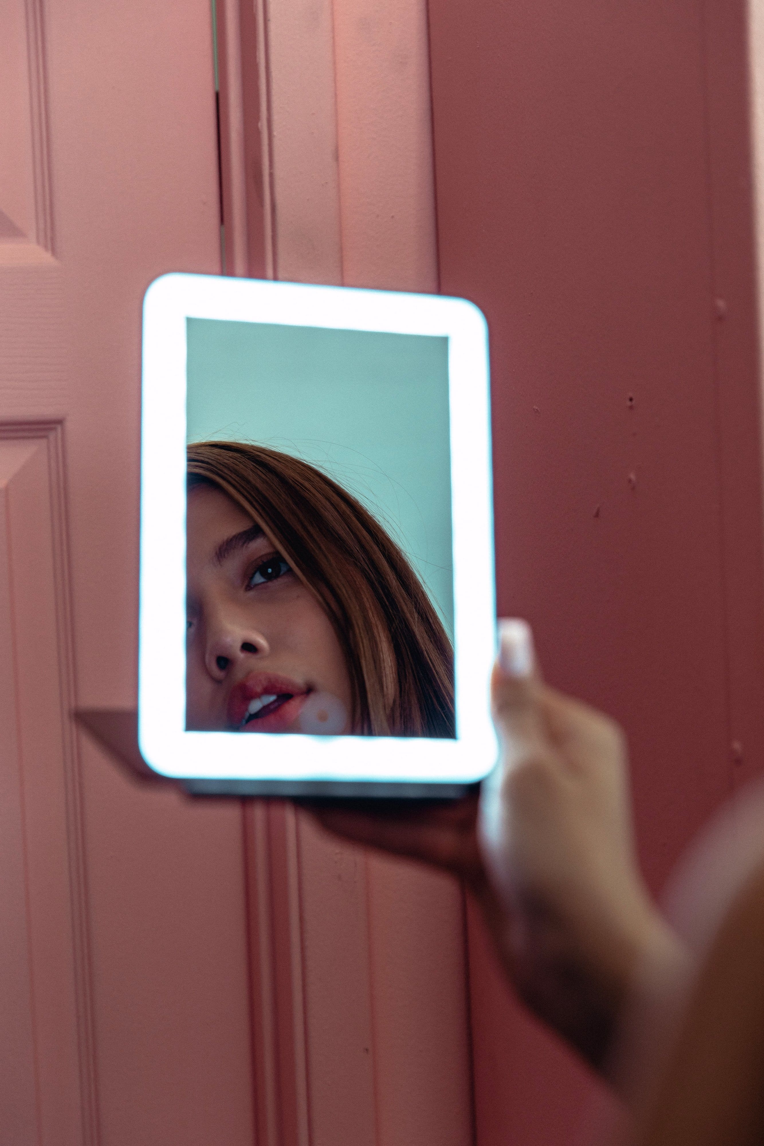 The Light-Up Travel Mirror in Black - Image 8